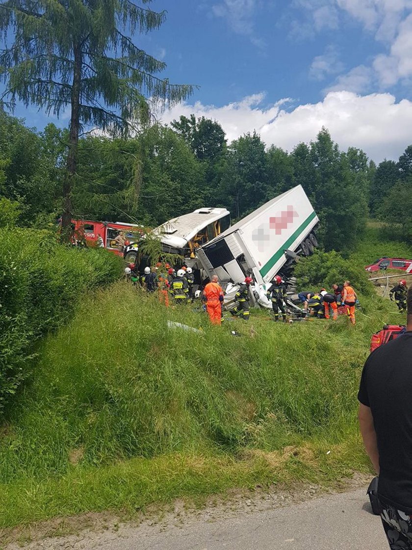 Wypadek autokaru z dziećmi. Wielu rannych