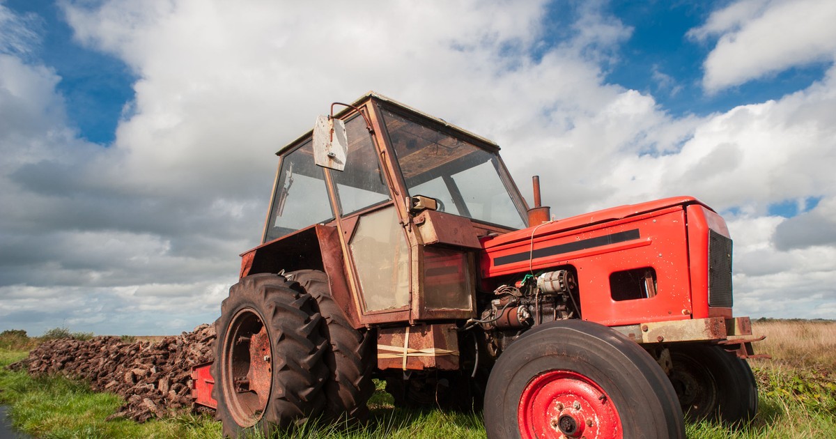 Ciągnik nagle runął przez barierki i dachował. 20-latek został ukarany