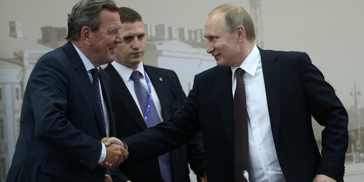 Były kanclerz Niemiec, prezes zarządu Nord Stream Gerhard Schroder (od lewej) wita prezydenta Rosji Władimira Putina podczas Międzynarodowego Forum Ekonomicznego w Sankt Petersburgu w Rosji. 17 czerwca 2016 r.