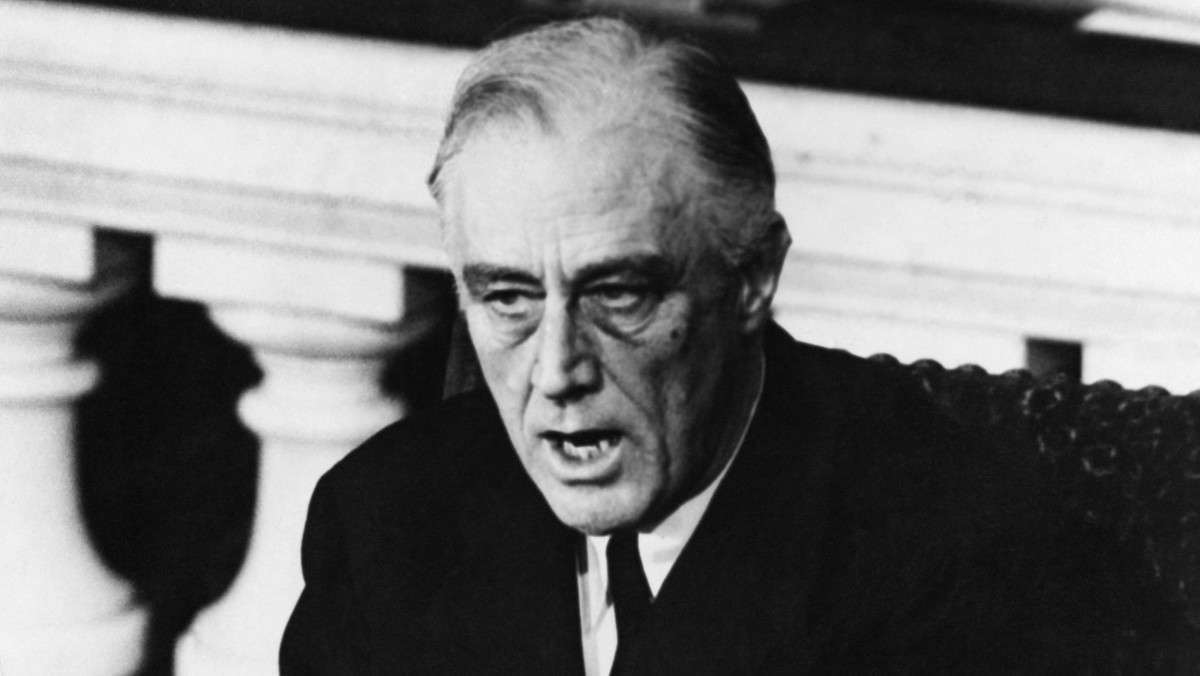 Franklin Delano Roosevelt znany jest w Polsce przede wszystkim jako prezydent, który kierował USA w czasie II wojny światowej. Znamy go ze wspólnych zdjęć z Winstonem Churchillem i Józefem Stalinem, na których w Teheranie i Jałcie kreśli ramy powojennego ładu w Europie. Biografia Franklina Delano Roosevelta jest jednak o wiele bogatsza. To on przebudował Stany Zjednoczone w czasie Wielkiego Kryzysu, wprowadzając zasiłki dla bezrobotnych, emerytury i ogromne programy socjalne na zawsze zmieniając kształt amerykańskiego społeczeństwa. Jest też jedynym prezydentem USA, który rządził dłużej niż dwie kadencje — Franklin Delano Roosevelt wybierany był na najwyższy urząd aż cztery razy.