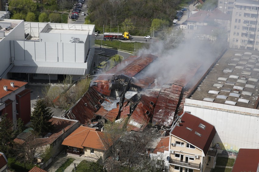 Urušio se krov fabrike tokom požara