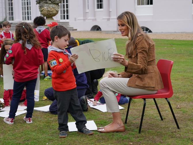 Melanija Tramp sa malim izviđačima u parku Vindzor