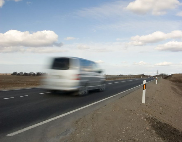 20-osobowy bus "wypchany" 40 przedszkolakami