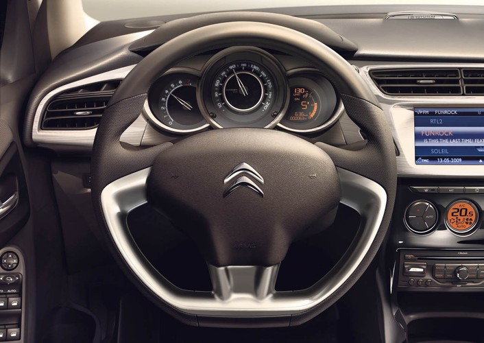 W kabinie obiecują ciszę i bardzo bogate wyposażenie (zestaw audio z modułem USB kompatybilny z iPodem, system głośnomówiący Bluetooth plus nawigacja MyWay)