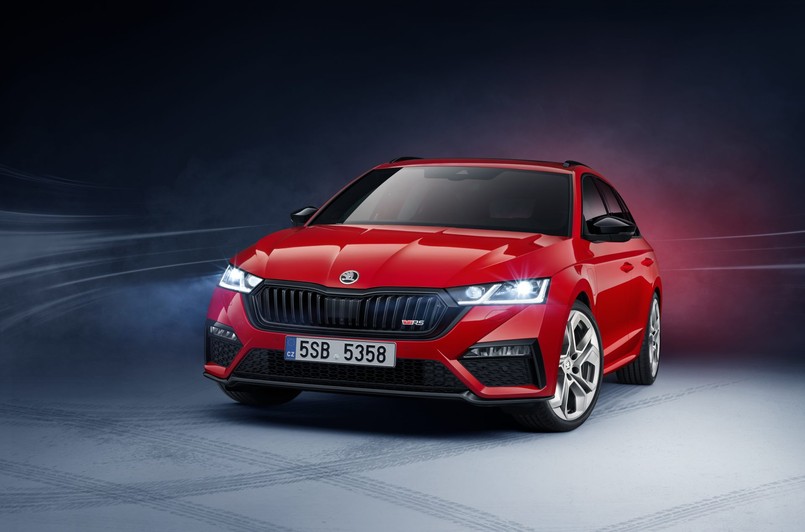 Skoda Octavia RS iV z napędem hybrydowym typu plug-in dysponuje mocą 245 KM i sześciobiegową skrzynię DSG. Standard to m.in. innowacyjne reflektory Full LED Matrix