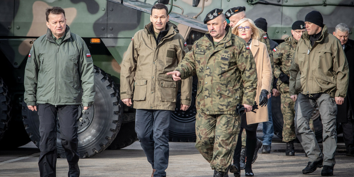 Premier Morawiecki i minister Błaszczak w 1. Warszawskiej Brygadzie Pancernej w lutym 2019 r.