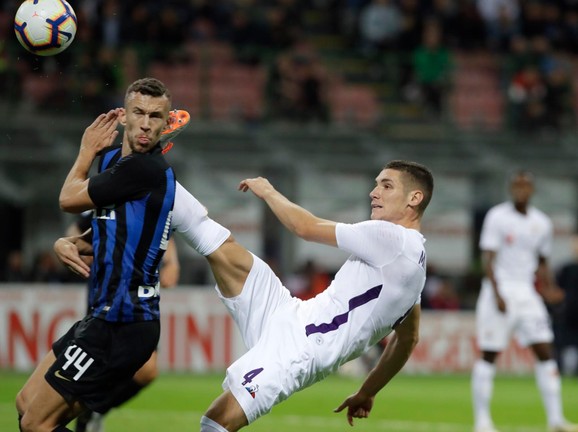 Nikola Milenković u duelu sa Ivanom Perišićem