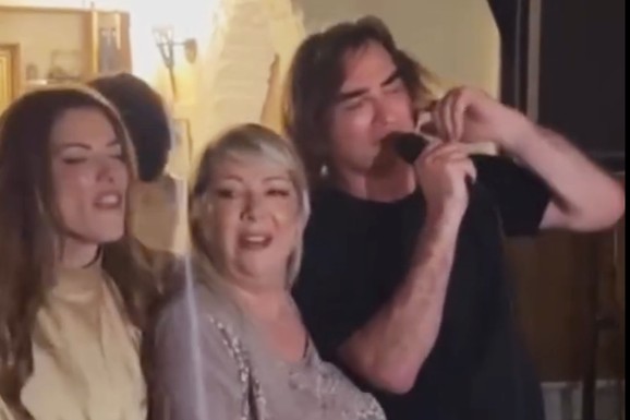 (VIDEO) "VINO NE ZNA DA SMO NEKAD BILI SREĆNI PAR" Željko Mitrović peva na rođendanu bivše žene Hani: Zagrljeni