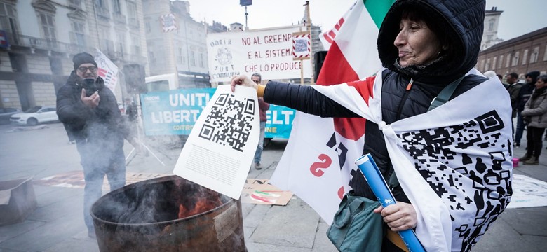 Kolejne kraje w Europie znoszą większość obostrzeń. Tam spada liczba zakażeń