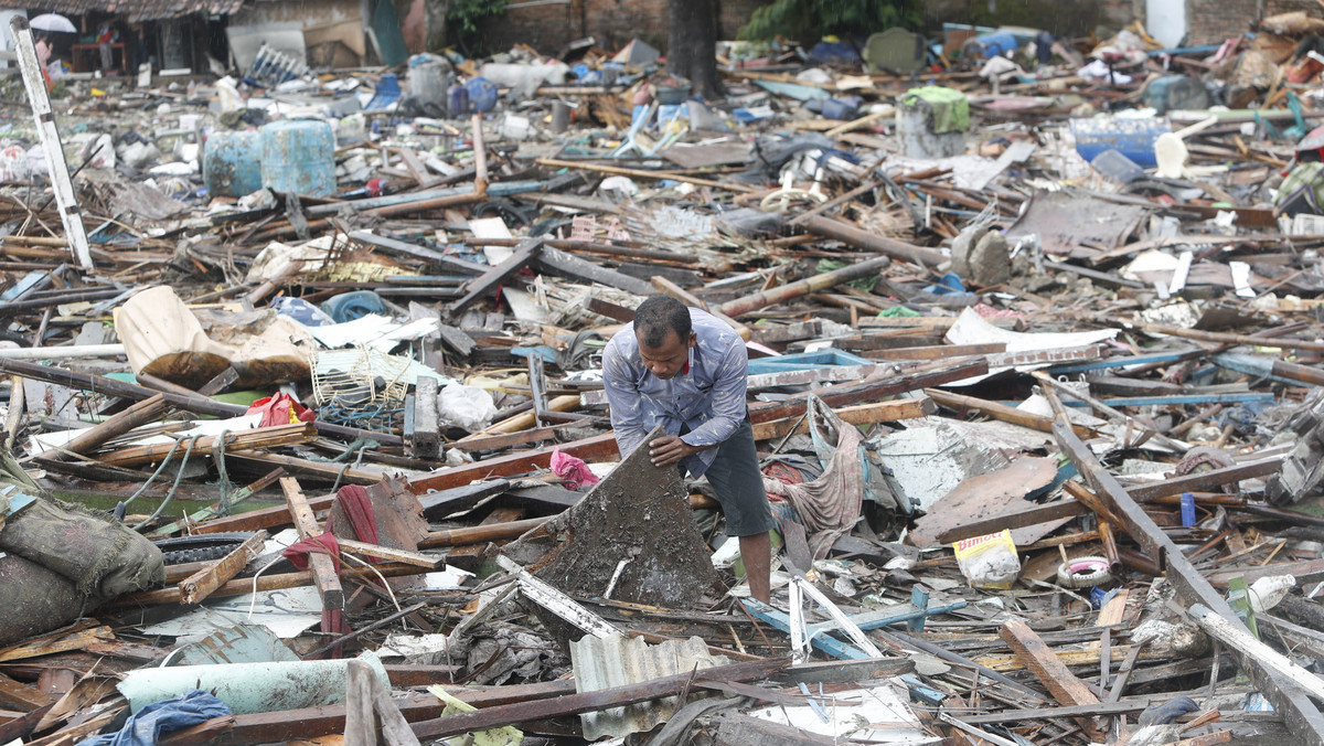 Do co najmniej 429 wzrosła liczba ofiar śmiertelnych tsunami, które w sobotę przeszło Cieśniną Sundajską między indonezyjskimi wyspami Jawa i Sumatra - poinformowały władze. Ponad 1485 osób odniosło obrażenia, a 154 uznaje się za zaginione.