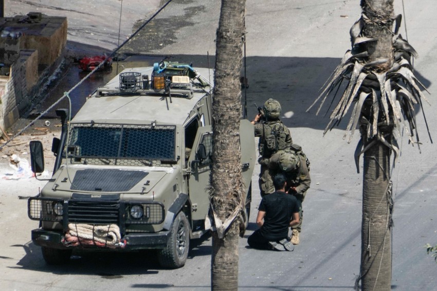 Izraelski vojnici hapse muškarca u Dženinu, na Zapadnoj obali