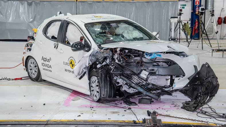 Toyota Yaris po teście zderzeniowym według nowych zasad