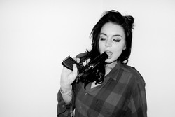 Mellet mutogat, majd szájába veszi a fegyvert Lindsay Lohan