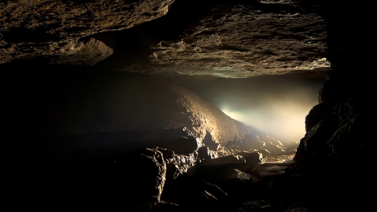 Naukowcy z Uniwersytetu w Utrechcie stworzyli niezwykłą mapę, która będzie gratką dla wszystkich fanów geologii. "Atlas of the Underworld" prezentuje aż 94 proc. pozostałości płyt tektonicznych, które znajdują się pod powierzchnią naszej planety.