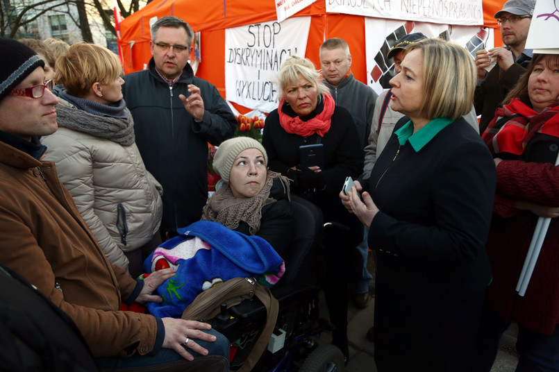 Protest opiekunów sób niepełnosprawnych w miasteczku namiotowym przed Sejmem. Fot. PAP/Tomasz Gzell