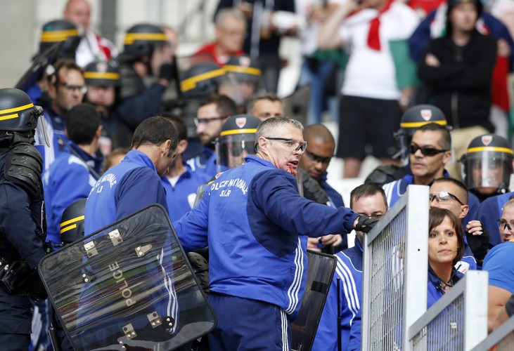 To nie są grzeczni chłopcy. Węgrzy bili się z Policją w trakcie meczu z Islandią