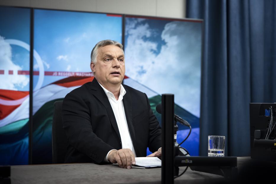 A Miniszterelnöki Sajtóiroda által közreadott képen Orbán Viktor miniszterelnök interjút ad a Jó reggelt, Magyarország! című műsorban a Kossuth Rádió stúdiójában / Fotó: MTI/Fischer Zoltán