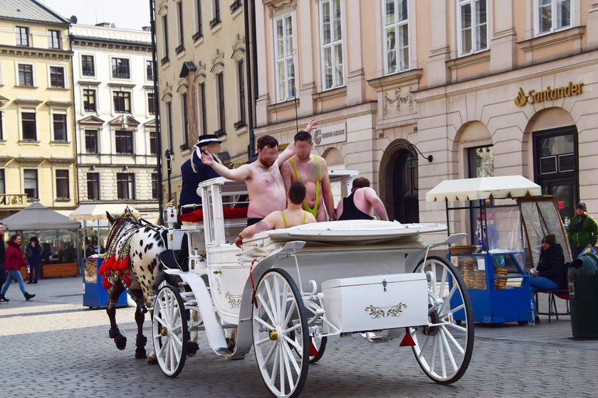 Roznegliżowani turyści z Wielkiej Brytanii w Krakowie