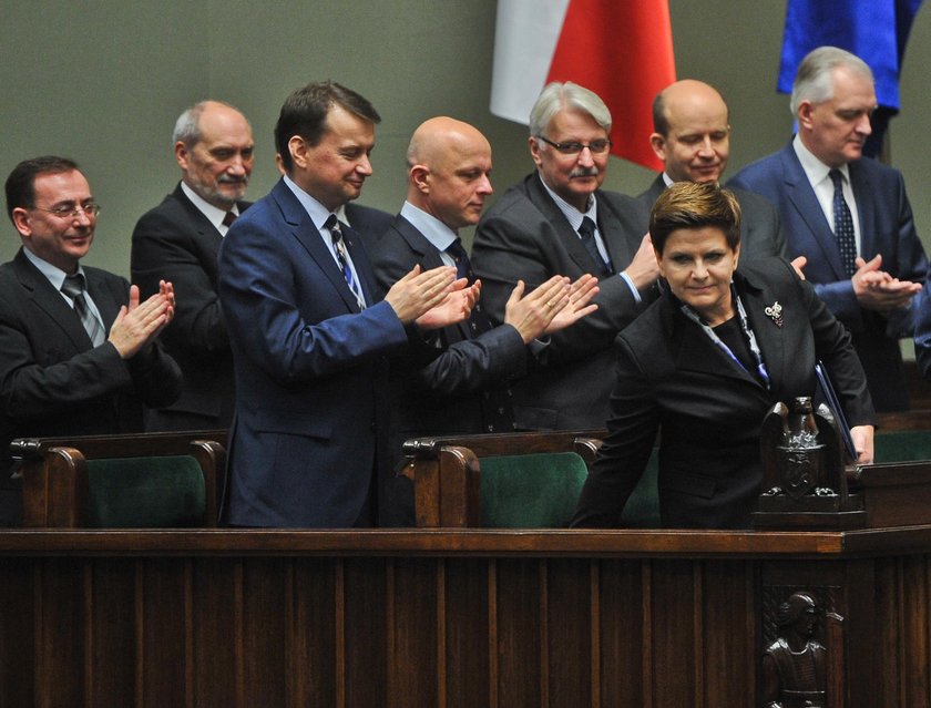 Nowy sondaż i znów samodzielna większość w Sejmie dla PiS