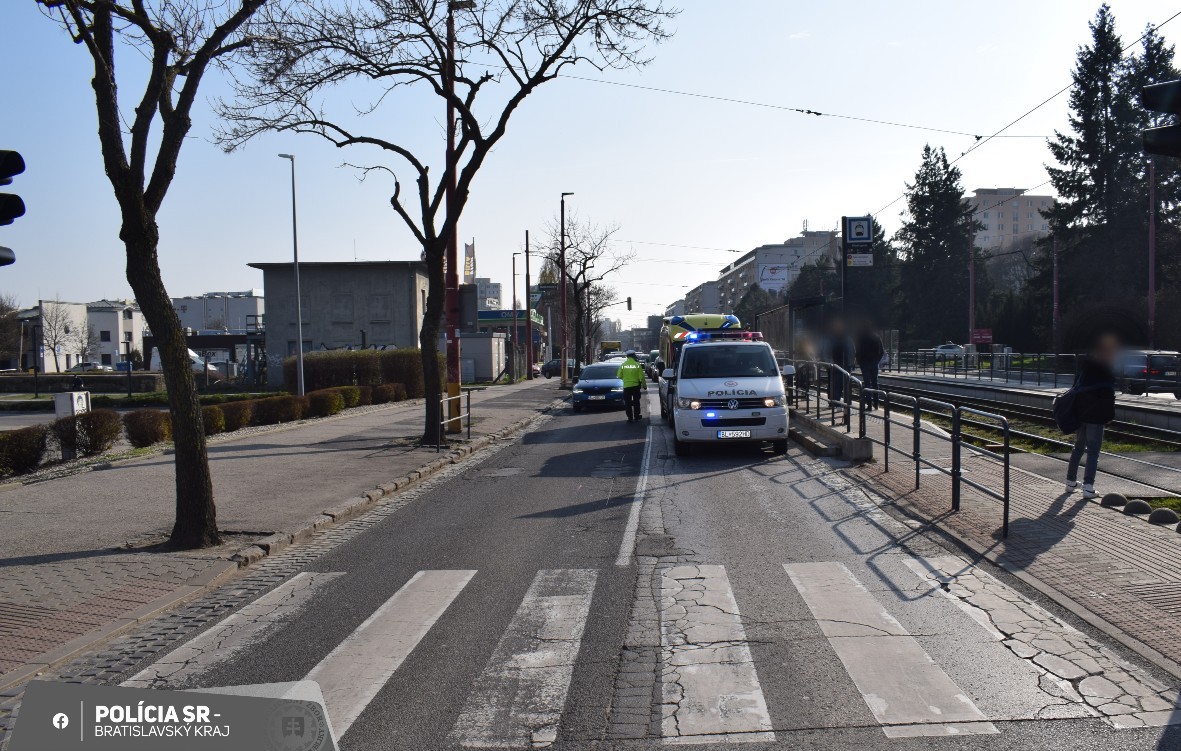 Na Račianskej ulici došlo k zrážke chodca a osobného motorového vozidla.