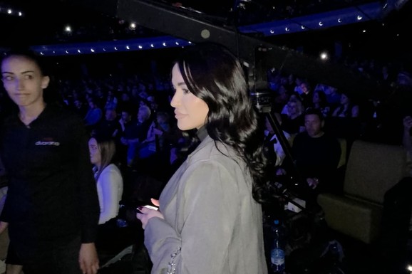 POZNATI NA KONCERTU SNEŽANE ĐURIŠIĆ Rada Mnojlović najveselija, Ilda došla sa mužem, a tu je i fatalna brineta  (Video)