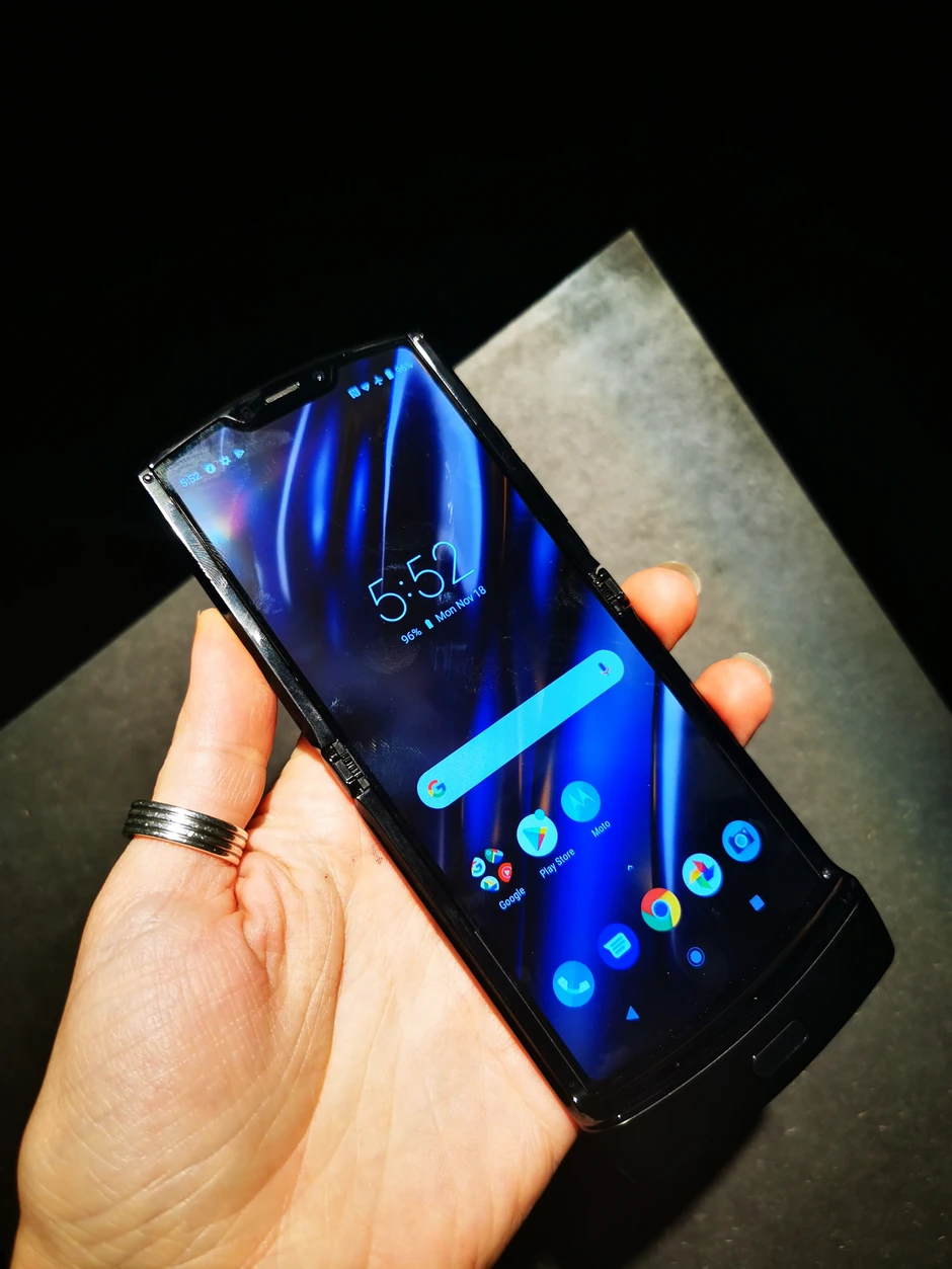 razr kada se rasklopi ima ekran od 6,2 inča, sklopljen ima 2,7