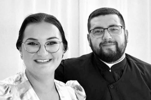 POZNATO STANJE POVREĐENE DECE Sveštenik i popadija poginuli u stravičnoj nesreći, troje mališana u bolnici: Pravoslavna crkva se oprostila potresnom porukom