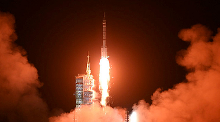 Egy Hosszú Menetelés-2F hordozórakétával felbocsátják a világűrbe a kínai Sencsou-15 kínai űrhajót az észak-kínai Kanszu tartományban fekvő csiucsüani űrközpontból 2022. november 29-én/Fotó: MTI/EPA/Hszinhua/Li Kang