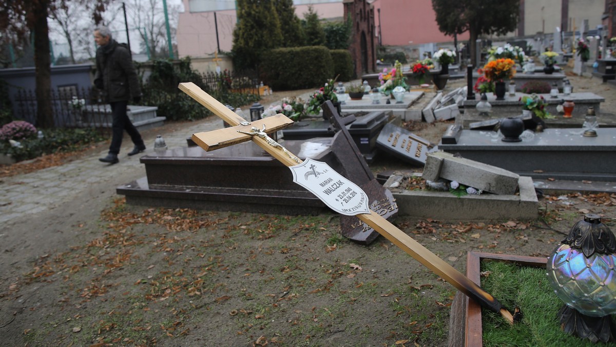 OSTRÓW WIELKOPOLSKI ZDEWASTOWANY CMENTARZ (zniszczone nagrobki)