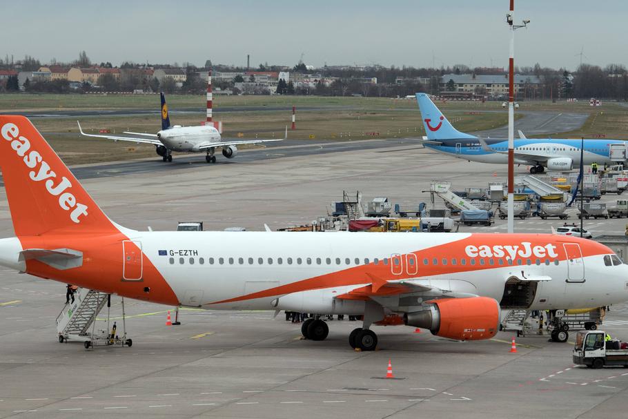 Samolot easyJet na lotnisku Tegel w Berlinie