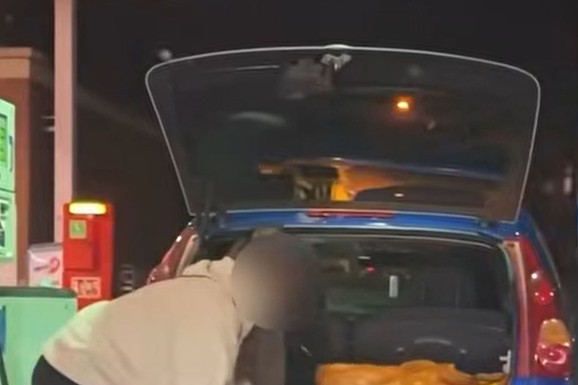 (VIDEO) Panika zbog rasta cena prešla sve granice, scena sa benzinske pumpe šokirala svet: Žena točila gorivo u plastične kese!
