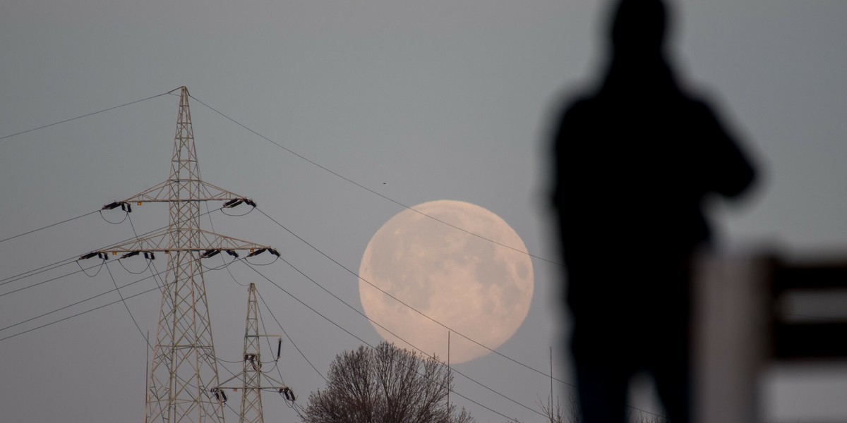 Linia wysokiego napięcia, a za nią Księżyc