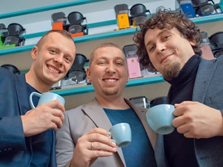 Od lewej: Łukasz Wichłacz, Marcin Gardzielik i Jacek Gardzielik. Twórcy CoffeeDesku nie rozstają się z kawą, prywatnie i służbowo