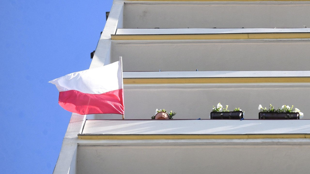 Jak prawidłowo wywiesić flagę Polski? Zasady prezentacji