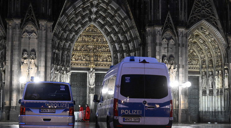 Rendőrautók a kölni dóm bejárata előtt 2023. december 24-én, miután radikális iszlamista mozgalmak Európa-szerte keresztény rendezvények elleni támadásokra szólítottak fel. A német hatóságok információi szerint egy iszlamista terrorista sejt, amely az Iszlám Állam afgán ágához (ISPK) köthető, több támadást tervez Európában az ünnepi időszakban. A célpontok között lehetnek az ünnepi misék Kölnben, Madridban és Bécsben / Fotó: MTI/AP/DPA/Roberto Pfeil