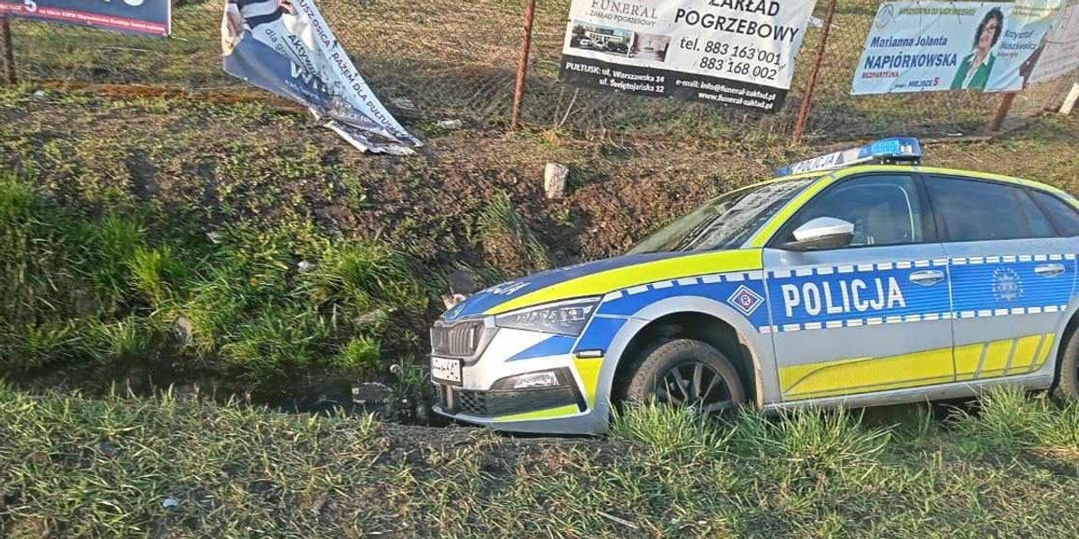 Policjant nie zachował ostrożoności i radiowóz wylądował w rowie. 