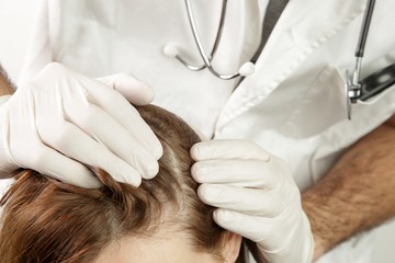 A hajhullást főképp genetikai faktorok határozzák meg: a hajhagymák öröklött módon hogy reagálnak a hormonokra. Ez a gyakorlatban azt jelenti, hogy akinek a hajhagymái genetikai okok miatt fokozottan érzékenyek a hormonokra, annak a haja hormonprobléma nélkül is nagy eséllyel hullani fog.