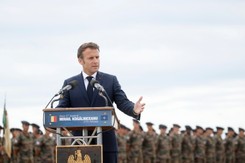 Macron: Zełenski będzie musiał negocjować z Putinem. A my będziemy przy tym stole