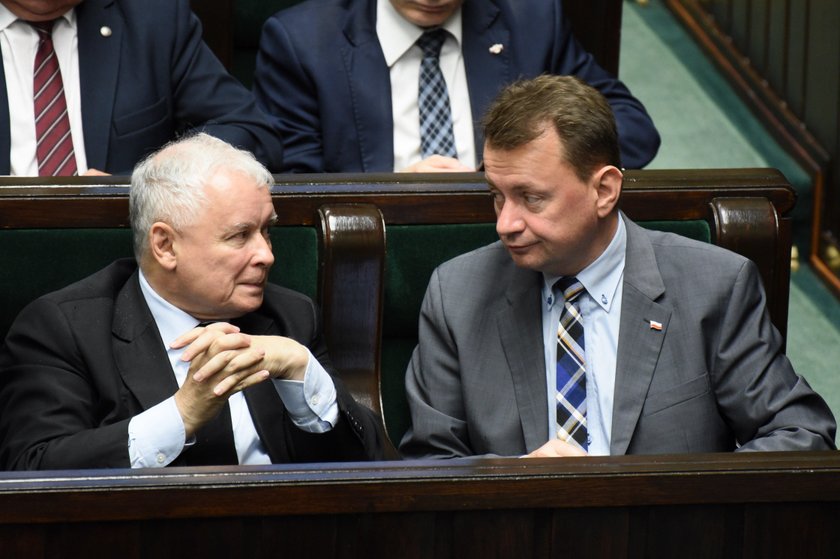 Błaszczak postawił się Kaczyńskiemu. Takich rzeczy w PiS się nie robi