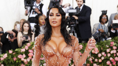 Kim Kardashian pokazuje, jak wcisnęła się w wąską sukienkę. Wygląda super, tylko nie da rady usiąść