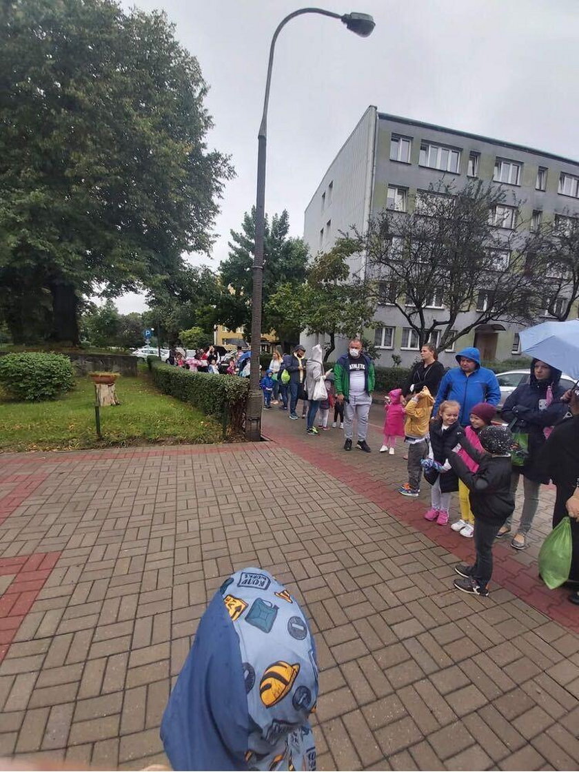 Koronawirus: olbrzymie kolejki przed przedszkolami w całej Polsce