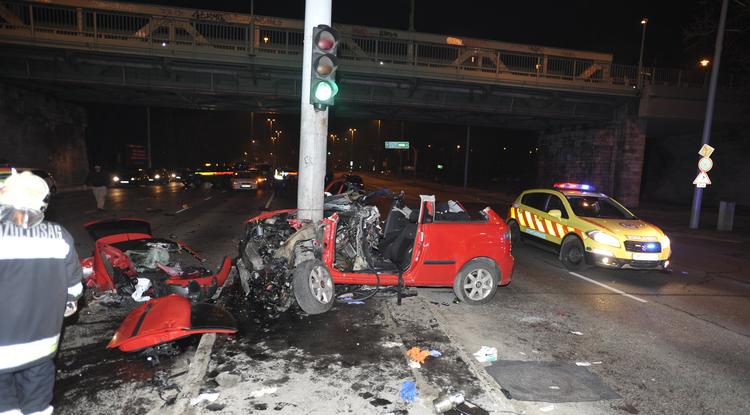 Villanyoszlopnak ütközött személygépkocsi roncsai Budapesten, a Váci úton 2020. február 15-én. A balesetben ketten súlyosan megsérültek.