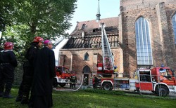 Pożar zabytkowego kościoła w Gdańsku. Ogień strawił część dachu [FOTO]