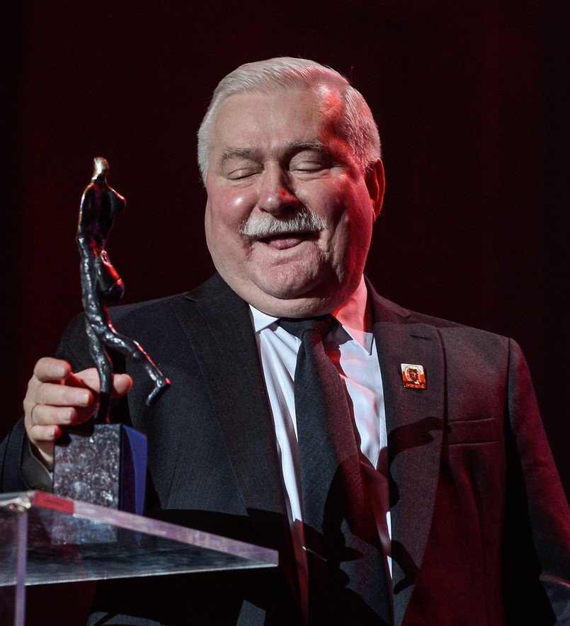 Byłego prezydenta Lecha Wałęsę wyróżniono za to, że jest on "człowiekiem-legendą, symbolem demokratycznych przemian w Polsce, symbolem dążenia do wolności dla całego świata, człowiekiem, od którego wszystko się zaczęło"...