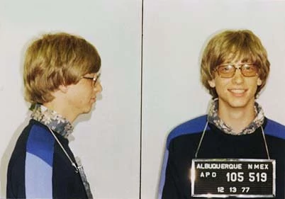 Gates w latach młodości został aresztowany za przekraczanie prędkości, przejechanie na czerwonym świetle i jazdę... bez prawa jazdy. Bill lubił wcisnąć gaz w swoim Porsche