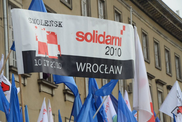 Baner stowarzyszenia Solidarni 2010 podczas prodestu przeciwko zmianom w kodeksie pracy