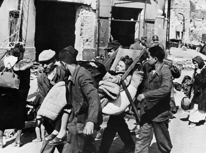 Mieszkańcy opuszczaja Warszawę po upadku powstania jesienią 1944 roku