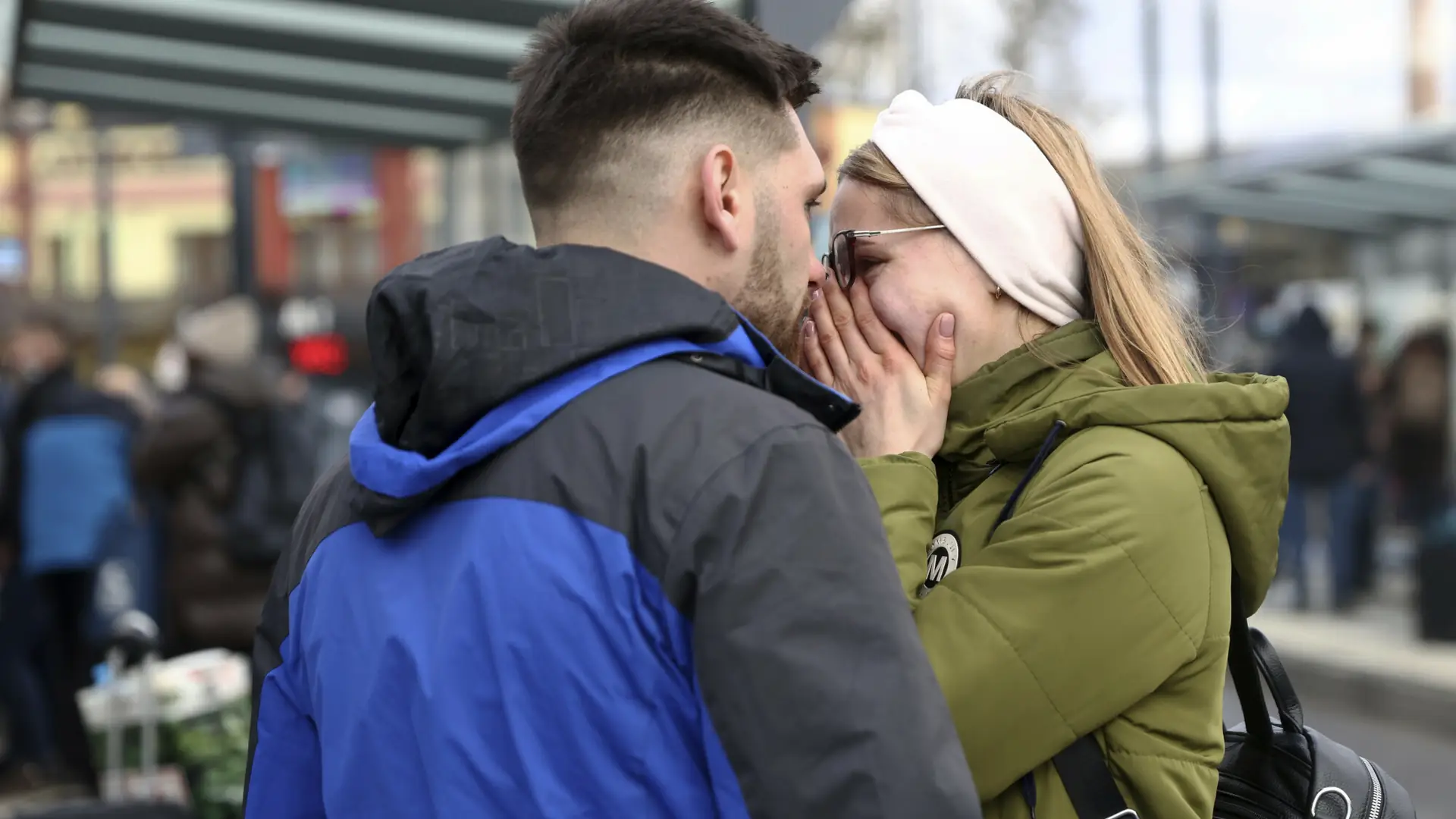 Poruszające zdjęcia z Ukrainy. Pożegnania, szukanie schronu, ucieczka z miasta [galeria]