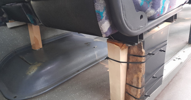 Autobus w Krakowie miał siedzenia na drewnianych klockach
