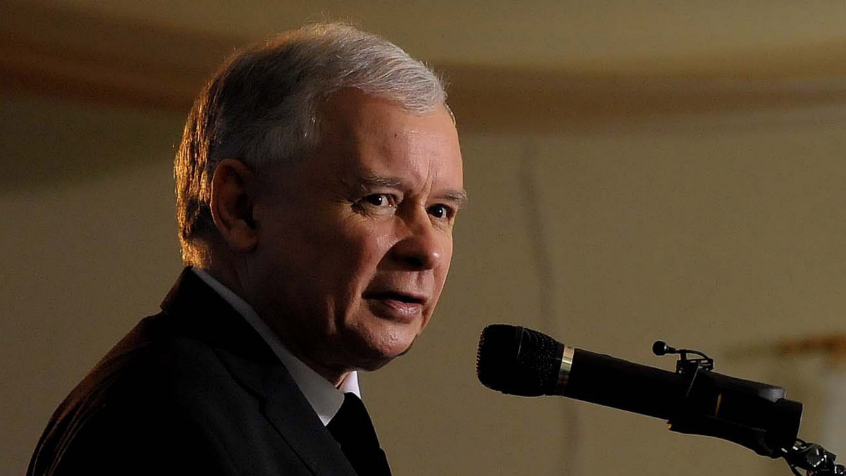 Prezes PiS Jarosław Kaczyński nazywa Święto Niepodległości świętem polskiej suwerenności. Dodaje, że obecnie są powody, aby zastanowić się nad obiema tymi cechami w odniesieniu do Polski. Mówi także o tym, że w kraju dużo trzeba by zmienić. Przytaczając słowa pewnego profesora mówi, że "gdybym był parlamentem, to bym zmienił premiera, gdybym był narodem, to bym zmienił parlament".